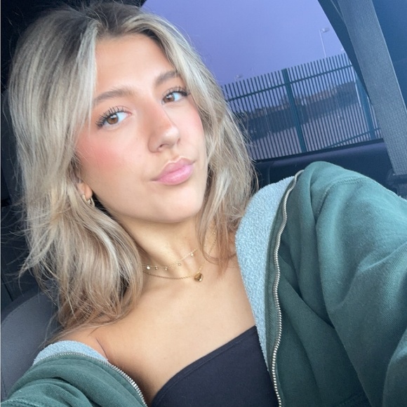 Profile Picture of Paige Kracht (@paige_kracht) on Poshmark