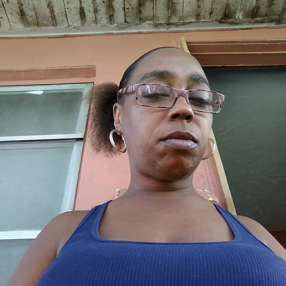 Profile Picture of Towana Barker (@towanabarker) on Poshmark