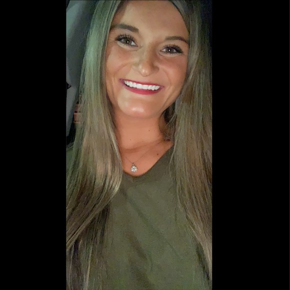 Profile Picture of Shiloh brooke Kirn (@ksirn) on Poshmark