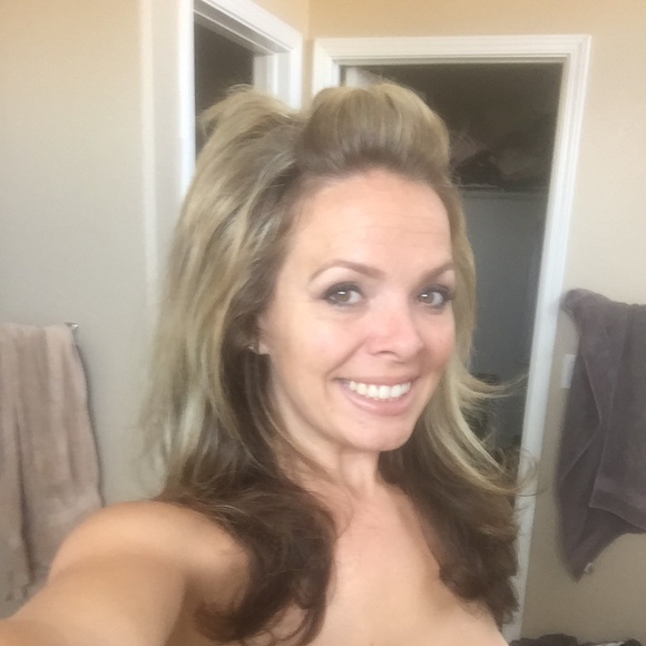 Profile Picture of Kellee Almquist (@icheerlv) on Poshmark