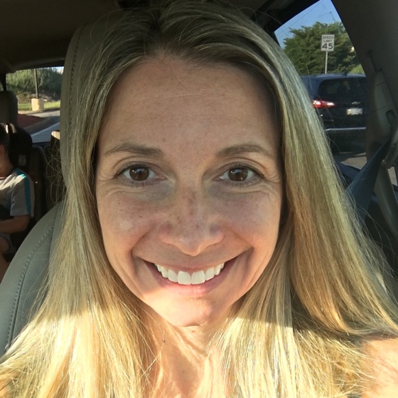 Profile Picture of Amanda Mennow (@amandamennow) on Poshmark