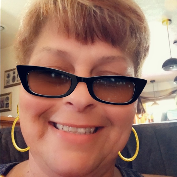 Profile Picture of Heather Walden (@pix74) on Poshmark