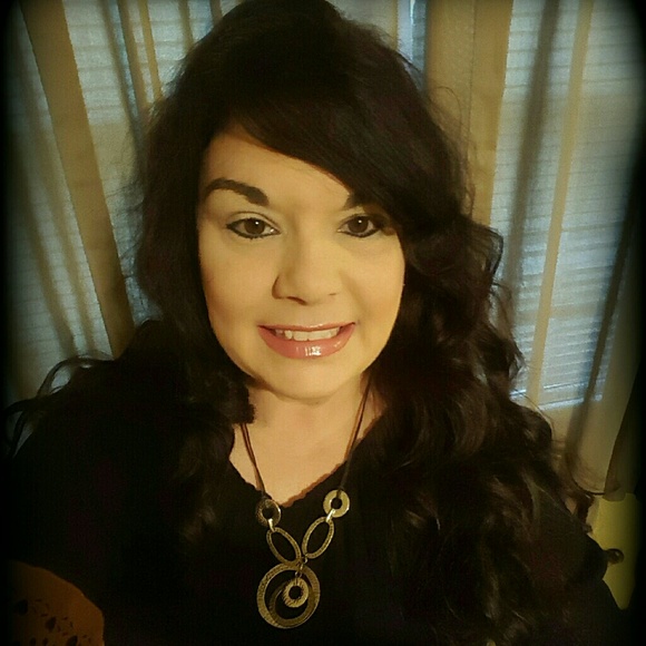 Profile Picture of Renee Steverson (@renee71234) on Poshmark