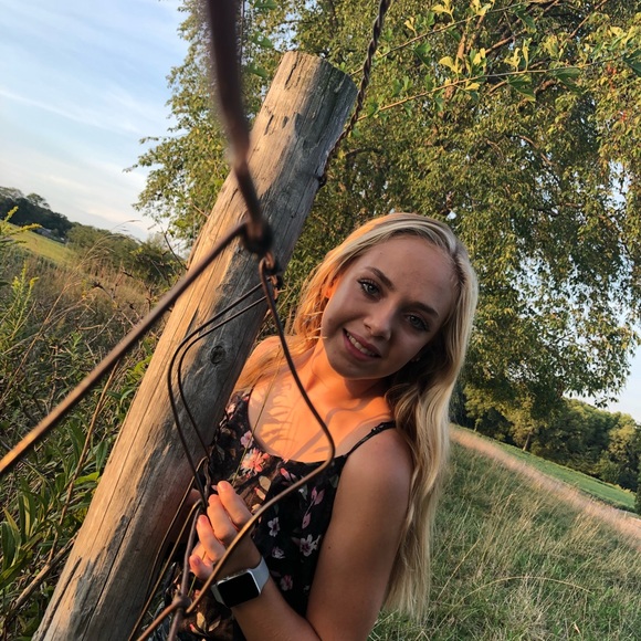 Profile Picture of Gracey Genkinger (@gracegenk) on Poshmark