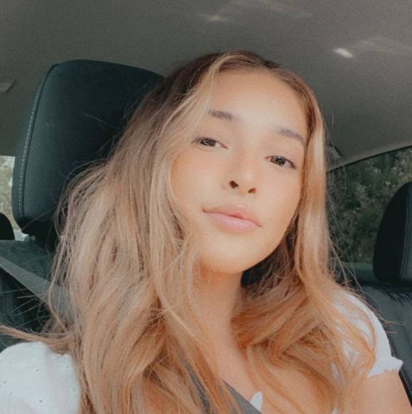 Profile Picture of Adrianna Grajeda (@adriannaag) on Poshmark