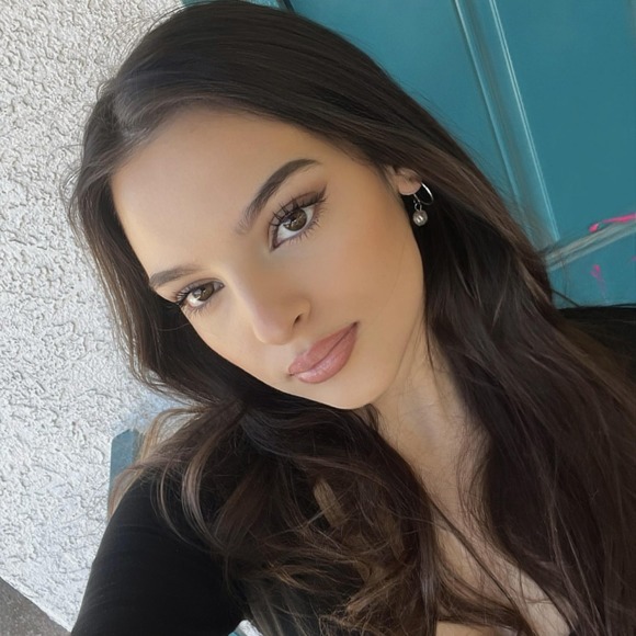 Profile Picture of Rayna Faythe (@raynafaythe18) on Poshmark