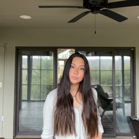 Profile Picture of Amelia Larson (@amelialarson678) on Poshmark