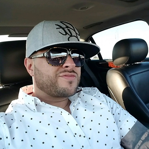 Profile Picture of Alex Moquete (@salvee100) on Poshmark