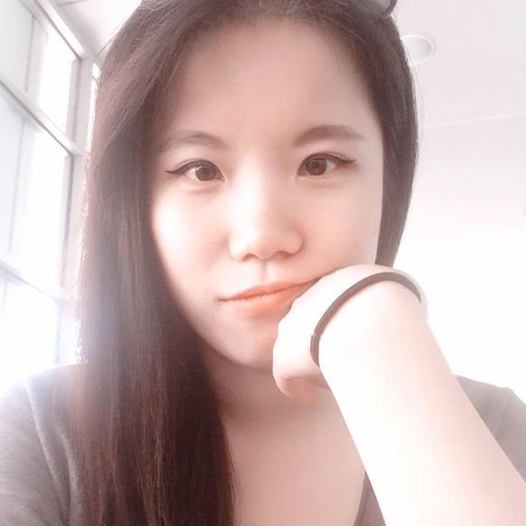 Profile Picture of Yang Yang (@yangyangamy) on Poshmark