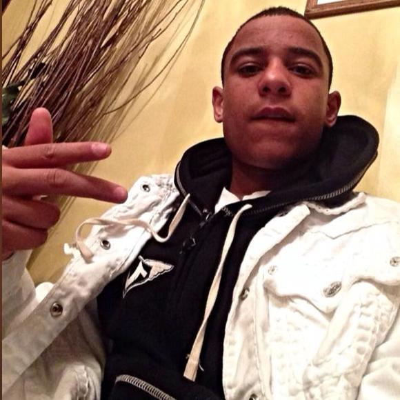 Profile Picture of Dezel Gilton (@momoneymostyle) on Poshmark