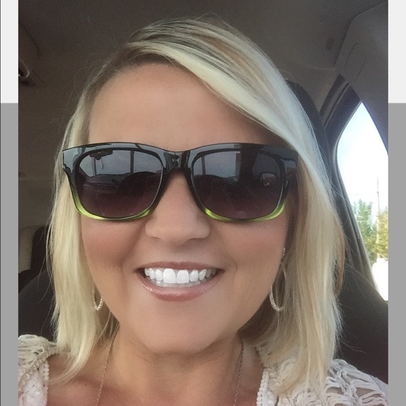 Profile Picture of Amanda Matthews (@amandawmatthews) on Poshmark