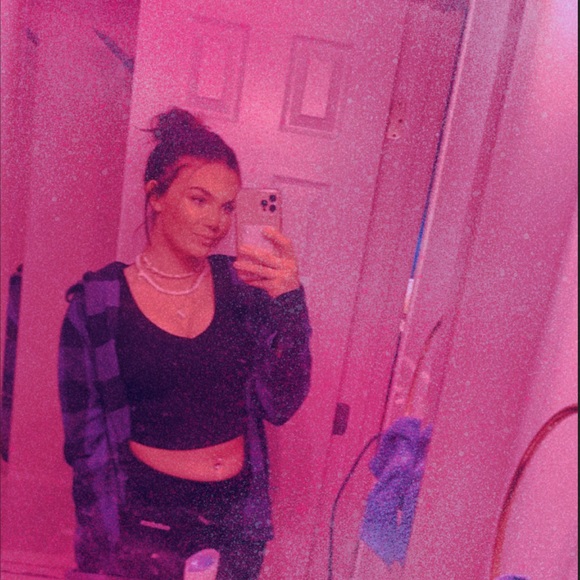 Profile Picture of Arianda Austin (@arianda_austin) on Poshmark