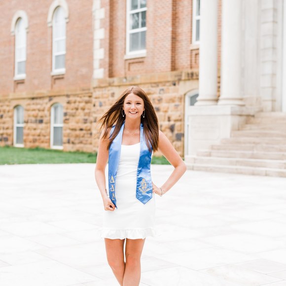 Profile Picture of Regan Moore (@resumo98) on Poshmark