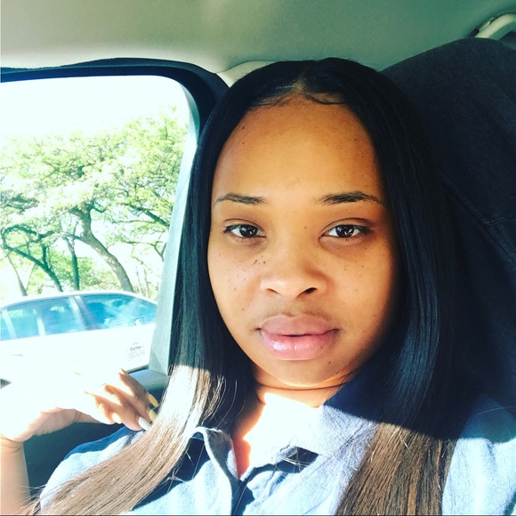 Profile Picture of Nicole Roberts (@nicolerob34) on Poshmark