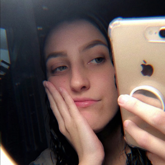 Profile Picture of Devinna Cerda (@devinnac) on Poshmark