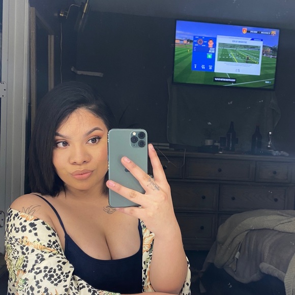 Profile Picture of Lizeth Pineda (@lizz98pc) on Poshmark