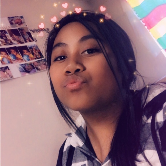 Profile Picture of Joyleen Deitas (@joyleendeitas) on Poshmark