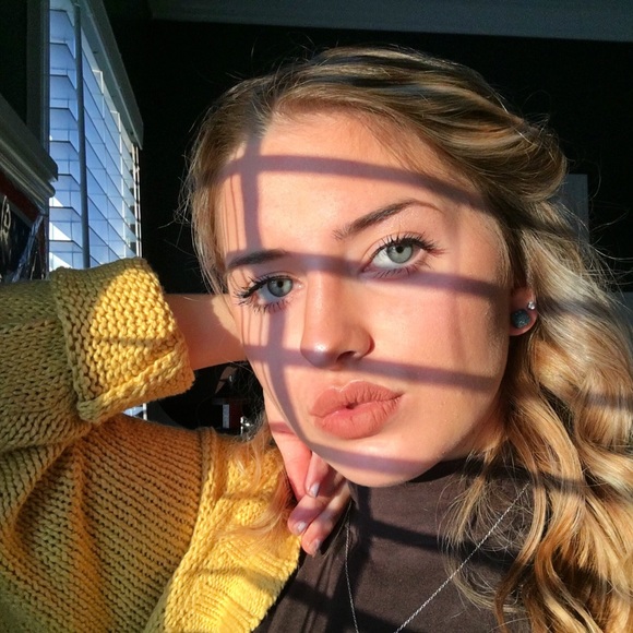 Profile Picture of Gemma Menges (@gemmamenges) on Poshmark