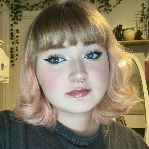 Profile Picture of Randi Olkowski (@randiglam) on Poshmark