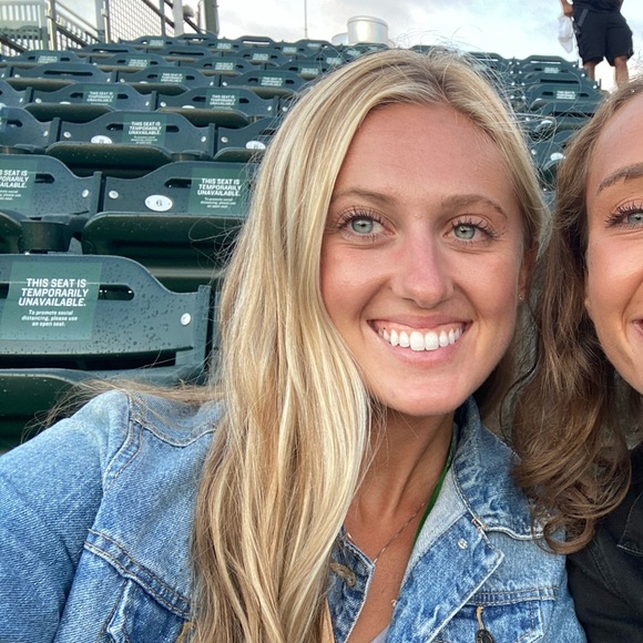 Profile Picture of Naomi Goralski (@ngoralski) on Poshmark