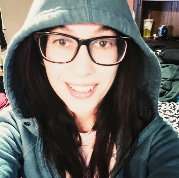 Profile Picture of Jennifer Quasney (@quaz84) on Poshmark