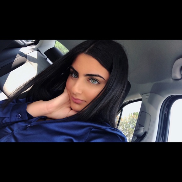 Profile Picture of Stephine Jajou (@stephine_jajou) on Poshmark