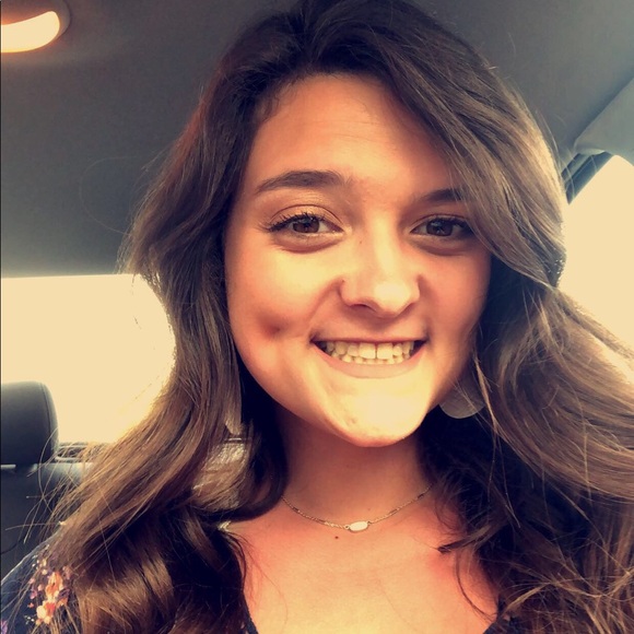 Profile Picture of Lindsay Bollheimer (@lindsbollheimer) on Poshmark