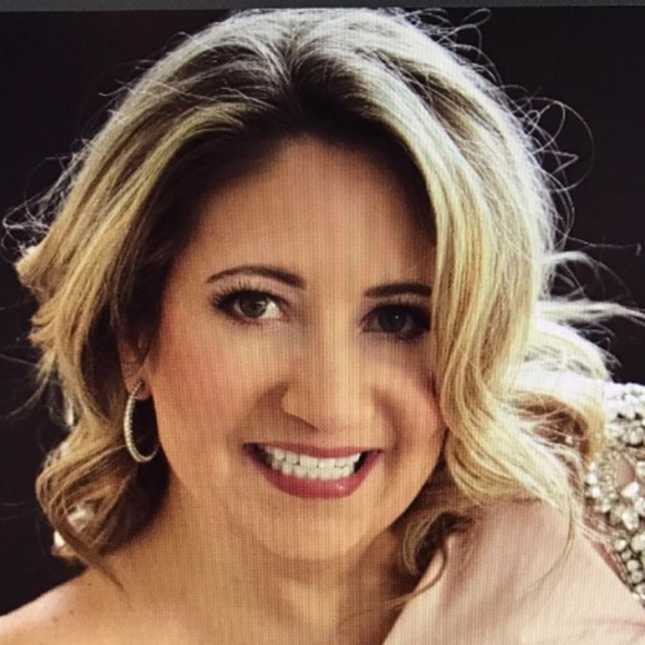 Profile Picture of Angela Darsow (@angdars) on Poshmark