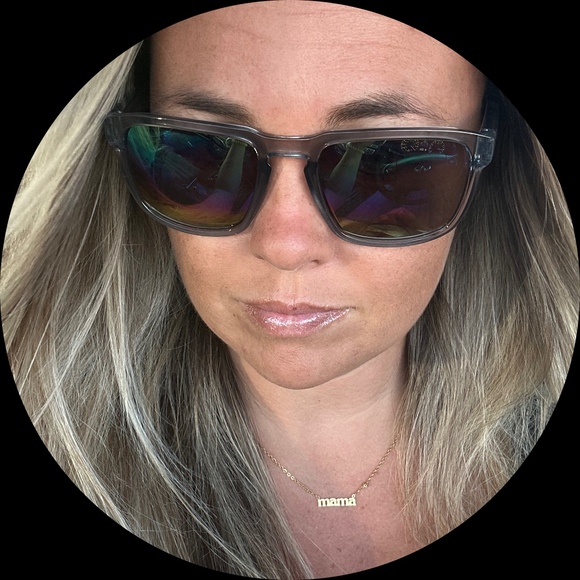 Profile Picture of Nicole Dence (@niclachapelle) on Poshmark