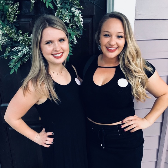 Profile Picture of Caroline Schneider (@ceschneider2) on Poshmark