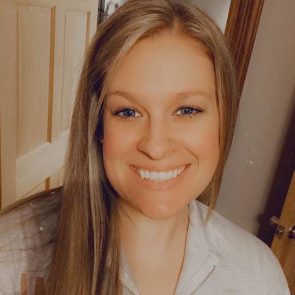 Profile Picture of Christina Magill (@tinaleem21) on Poshmark