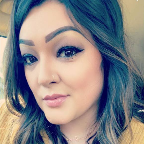 Profile Picture of Alecia Hunter (@alecia2019) on Poshmark