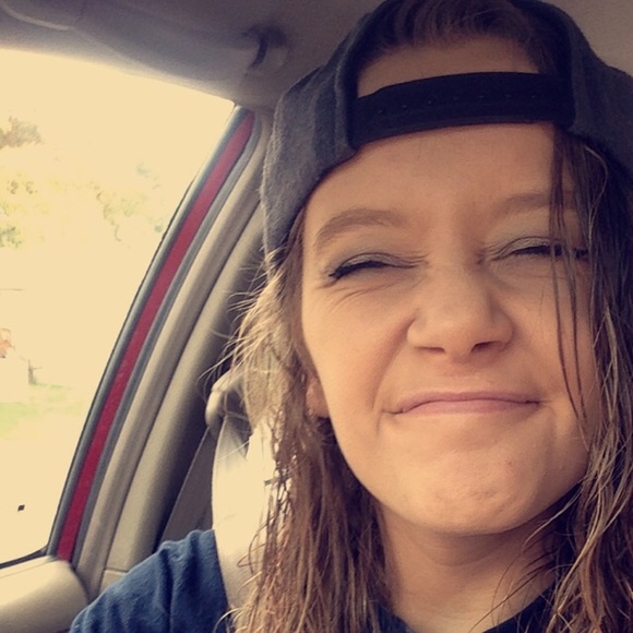 Profile Picture of Sarah Borofsky (@sarahbethb96) on Poshmark