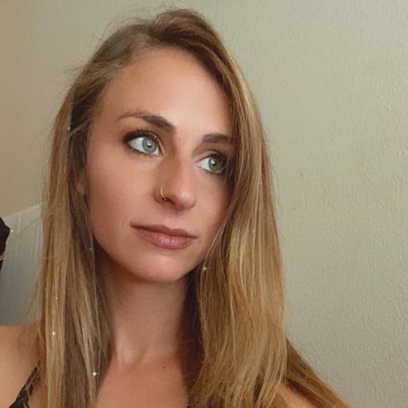 Profile Picture of Amanda Gilbert (@amandagilber519) on Poshmark