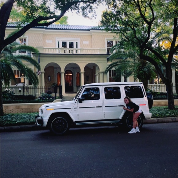 Profile Picture of Gabi Esmond (@gabiesmond) on Poshmark