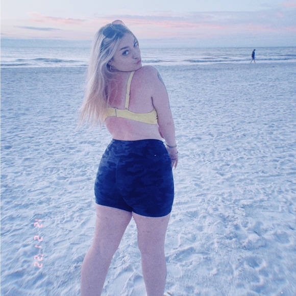 Profile Picture of Hannah Hass (@hannahmarie651) on Poshmark