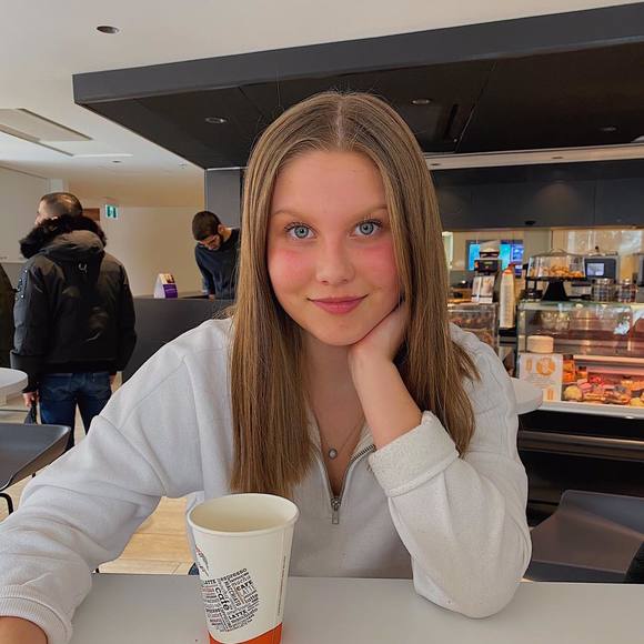 Profile Picture of Laura Simon (@laurasimon593) on Poshmark