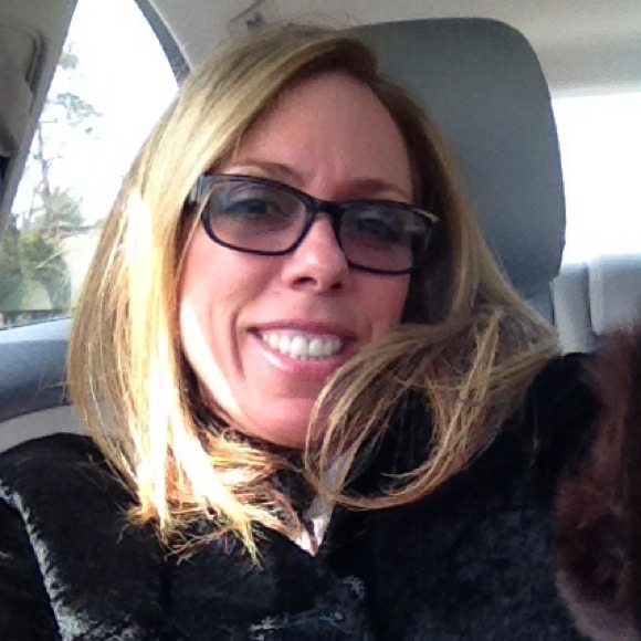 Profile Picture of Kim Petersen (@kimpetersen) on Poshmark