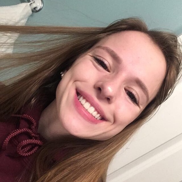 Profile Picture of Isabelle Richards (@izzy186) on Poshmark