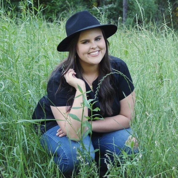 Profile Picture of Brooke Rieves (@brooke_rieves) on Poshmark