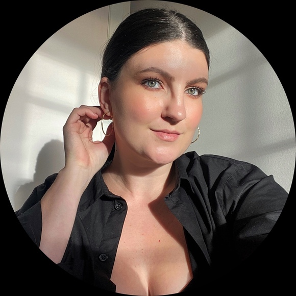 Profile Picture of Lisa Thibodeau (@lisathibs) on Poshmark