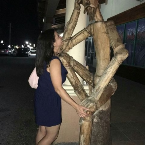 Profile Picture of Stephanie Neuschaefer (@sneuschaefer) on Poshmark