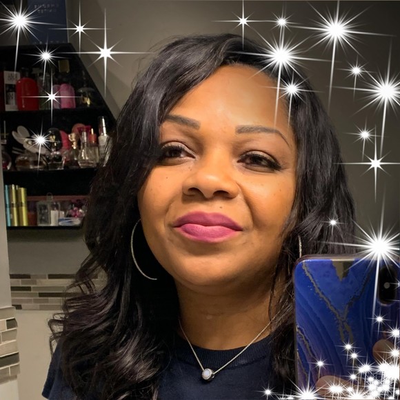 Profile Picture of Ullandah Miles (@ullandah) on Poshmark