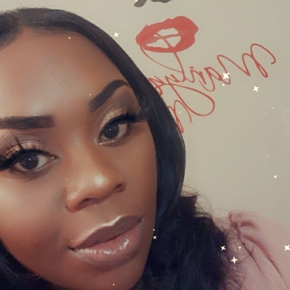 Profile Picture of Bianca Dates (@biancadates) on Poshmark