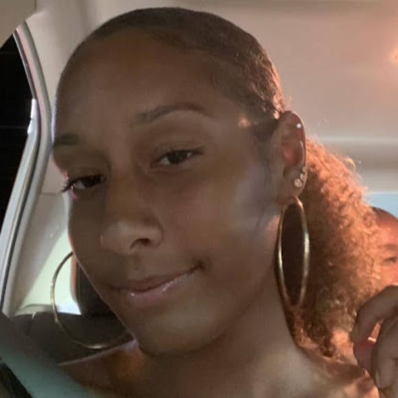 Profile Picture of Alix Allen (@beachfc16) on Poshmark