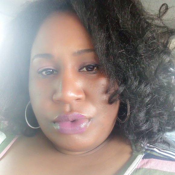 Profile Picture of Rowrow Defined (@shimererb30) on Poshmark