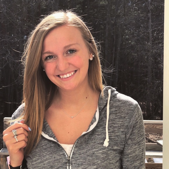 Sierra Finnemore - Poshmark Profile Picture of Sierra Finnemore (@sierra_finn) on Poshmark