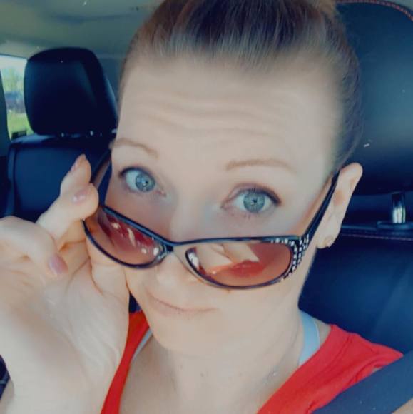Profile Picture of Melanie Keelor (@mlkekbx2) on Poshmark