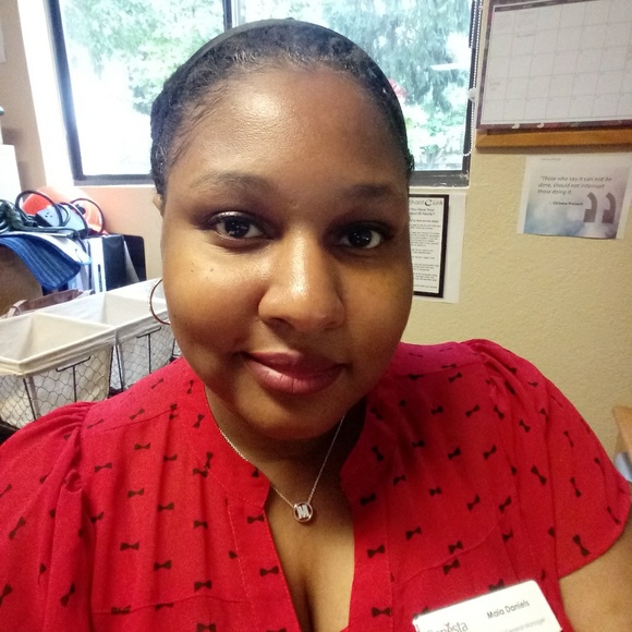 Profile Picture of Maia Daniels (@alovelybreeze) on Poshmark