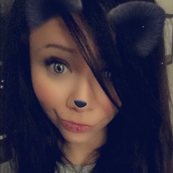 Profile Picture of Zoe Ammatuna (@zoeammatuna) on Poshmark
